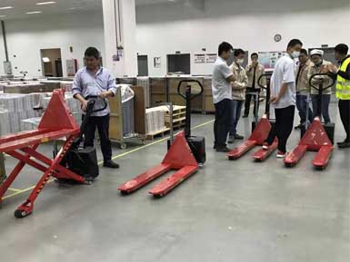 電動高升程搬運車交付使用，感謝廠家羅總親自跟客戶講解操作方法！